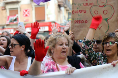 Miles de personas han abarrotado la plaza Consistorial, donde se han vuelto a escuchar gritos al unísono de "no queremos violadores en la calle", "sola, borracha, quiero llegar a casa", "si tocan a una, nos tocan a todas", "escucha, hermana, esta es tu manada", "esta justicia es una mierda" o "no es abuso, es violación".