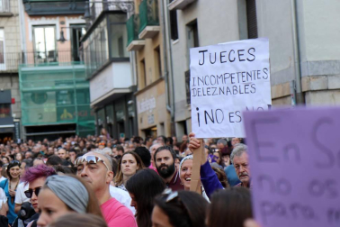 Miles de personas han abarrotado la plaza Consistorial, donde se han vuelto a escuchar gritos al unísono de "no queremos violadores en la calle", "sola, borracha, quiero llegar a casa", "si tocan a una, nos tocan a todas", "escucha, hermana, esta es tu manada", "esta justicia es una mierda" o "no es abuso, es violación".