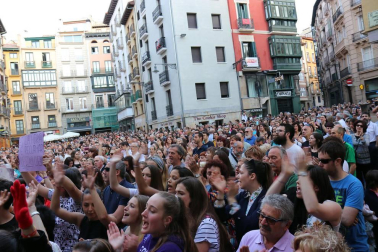 Miles de personas han abarrotado la plaza Consistorial, donde se han vuelto a escuchar gritos al unísono de "no queremos violadores en la calle", "sola, borracha, quiero llegar a casa", "si tocan a una, nos tocan a todas", "escucha, hermana, esta es tu manada", "esta justicia es una mierda" o "no es abuso, es violación".