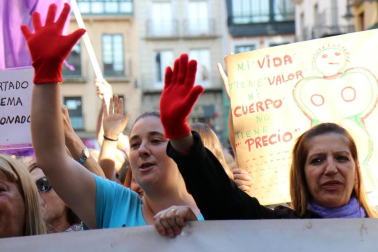 Miles de personas han abarrotado la plaza Consistorial, donde se han vuelto a escuchar gritos al unísono de "no queremos violadores en la calle", "sola, borracha, quiero llegar a casa", "si tocan a una, nos tocan a todas", "escucha, hermana, esta es tu manada", "esta justicia es una mierda" o "no es abuso, es violación".