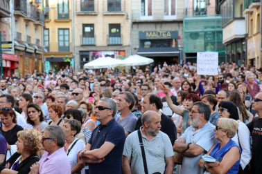 Miles de personas han abarrotado la plaza Consistorial, donde se han vuelto a escuchar gritos al unísono de "no queremos violadores en la calle", "sola, borracha, quiero llegar a casa", "si tocan a una, nos tocan a todas", "escucha, hermana, esta es tu manada", "esta justicia es una mierda" o "no es abuso, es violación".