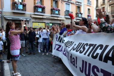 Miles de personas han abarrotado la plaza Consistorial, donde se han vuelto a escuchar gritos al unísono de "no queremos violadores en la calle", "sola, borracha, quiero llegar a casa", "si tocan a una, nos tocan a todas", "escucha, hermana, esta es tu manada", "esta justicia es una mierda" o "no es abuso, es violación".
