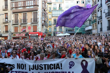 Miles de personas han abarrotado la plaza Consistorial, donde se han vuelto a escuchar gritos al unísono de "no queremos violadores en la calle", "sola, borracha, quiero llegar a casa", "si tocan a una, nos tocan a todas", "escucha, hermana, esta es tu manada", "esta justicia es una mierda" o "no es abuso, es violación".