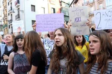 Miles de personas han abarrotado la plaza Consistorial, donde se han vuelto a escuchar gritos al unísono de "no queremos violadores en la calle", "sola, borracha, quiero llegar a casa", "si tocan a una, nos tocan a todas", "escucha, hermana, esta es tu manada", "esta justicia es una mierda" o "no es abuso, es violación".