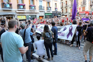Miles de personas han abarrotado la plaza Consistorial, donde se han vuelto a escuchar gritos al unísono de "no queremos violadores en la calle", "sola, borracha, quiero llegar a casa", "si tocan a una, nos tocan a todas", "escucha, hermana, esta es tu manada", "esta justicia es una mierda" o "no es abuso, es violación".