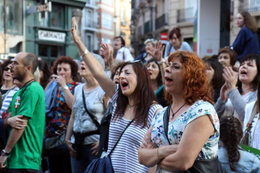 Miles de personas han abarrotado la plaza Consistorial, donde se han vuelto a escuchar gritos al unísono de "no queremos violadores en la calle", "sola, borracha, quiero llegar a casa", "si tocan a una, nos tocan a todas", "escucha, hermana, esta es tu manada", "esta justicia es una mierda" o "no es abuso, es violación".