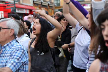 Miles de personas han abarrotado la plaza Consistorial, donde se han vuelto a escuchar gritos al unísono de "no queremos violadores en la calle", "sola, borracha, quiero llegar a casa", "si tocan a una, nos tocan a todas", "escucha, hermana, esta es tu manada", "esta justicia es una mierda" o "no es abuso, es violación".