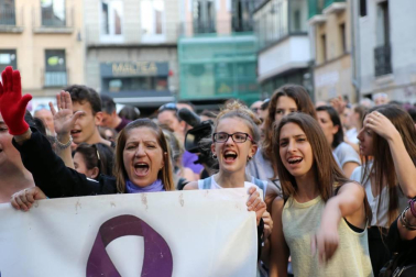 Miles de personas han abarrotado la plaza Consistorial, donde se han vuelto a escuchar gritos al unísono de "no queremos violadores en la calle", "sola, borracha, quiero llegar a casa", "si tocan a una, nos tocan a todas", "escucha, hermana, esta es tu manada", "esta justicia es una mierda" o "no es abuso, es violación".