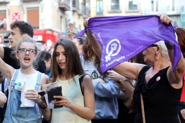 Miles de personas han abarrotado la plaza Consistorial, donde se han vuelto a escuchar gritos al unísono de "no queremos violadores en la calle", "sola, borracha, quiero llegar a casa", "si tocan a una, nos tocan a todas", "escucha, hermana, esta es tu manada", "esta justicia es una mierda" o "no es abuso, es violación".