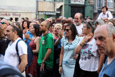 Miles de personas han abarrotado la plaza Consistorial, donde se han vuelto a escuchar gritos al unísono de "no queremos violadores en la calle", "sola, borracha, quiero llegar a casa", "si tocan a una, nos tocan a todas", "escucha, hermana, esta es tu manada", "esta justicia es una mierda" o "no es abuso, es violación".