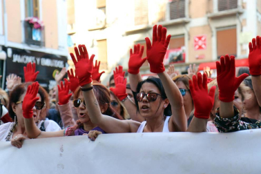 Miles de personas han abarrotado la plaza Consistorial, donde se han vuelto a escuchar gritos al unísono de "no queremos violadores en la calle", "sola, borracha, quiero llegar a casa", "si tocan a una, nos tocan a todas", "escucha, hermana, esta es tu manada", "esta justicia es una mierda" o "no es abuso, es violación".
