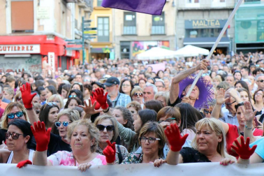 Miles de personas han abarrotado la plaza Consistorial, donde se han vuelto a escuchar gritos al unísono de "no queremos violadores en la calle", "sola, borracha, quiero llegar a casa", "si tocan a una, nos tocan a todas", "escucha, hermana, esta es tu manada", "esta justicia es una mierda" o "no es abuso, es violación".