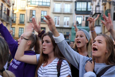 Miles de personas han abarrotado la plaza Consistorial, donde se han vuelto a escuchar gritos al unísono de "no queremos violadores en la calle", "sola, borracha, quiero llegar a casa", "si tocan a una, nos tocan a todas", "escucha, hermana, esta es tu manada", "esta justicia es una mierda" o "no es abuso, es violación".