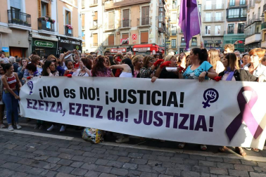 Miles de personas han abarrotado la plaza Consistorial, donde se han vuelto a escuchar gritos al unísono de "no queremos violadores en la calle", "sola, borracha, quiero llegar a casa", "si tocan a una, nos tocan a todas", "escucha, hermana, esta es tu manada", "esta justicia es una mierda" o "no es abuso, es violación".