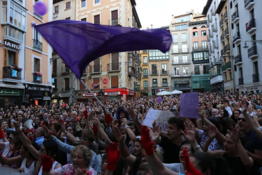 Miles de personas han abarrotado la plaza Consistorial, donde se han vuelto a escuchar gritos al unísono de "no queremos violadores en la calle", "sola, borracha, quiero llegar a casa", "si tocan a una, nos tocan a todas", "escucha, hermana, esta es tu manada", "esta justicia es una mierda" o "no es abuso, es violación".