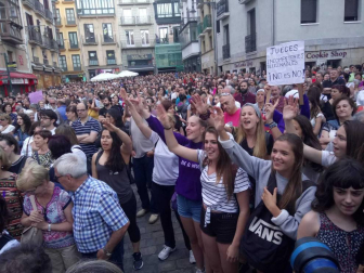 Miles de personas han abarrotado la plaza Consistorial, donde se han vuelto a escuchar gritos al unísono de "no queremos violadores en la calle", "sola, borracha, quiero llegar a casa", "si tocan a una, nos tocan a todas", "escucha, hermana, esta es tu manada", "esta justicia es una mierda" o "no es abuso, es violación".