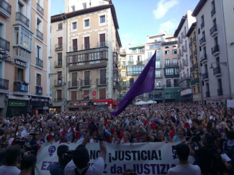 Miles de personas han abarrotado la plaza Consistorial, donde se han vuelto a escuchar gritos al unísono de "no queremos violadores en la calle", "sola, borracha, quiero llegar a casa", "si tocan a una, nos tocan a todas", "escucha, hermana, esta es tu manada", "esta justicia es una mierda" o "no es abuso, es violación".