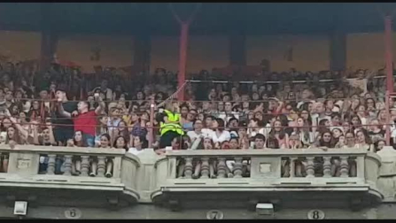La plaza entona el Riau- Riau antes del inicio del concierto