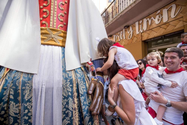 Imágenes de la despedida de los gigantes desde la plaza del Ayuntamiento de Pamplona.