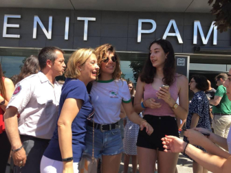 Decenas de fans han esperado a que los 16 cantantes dejaran el hotel Zenit