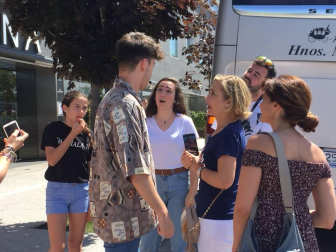 Decenas de fans han esperado a que los 16 cantantes dejaran el hotel Zenit
