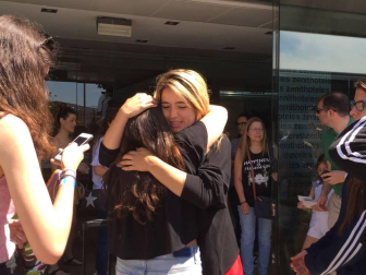Decenas de fans han esperado a que los 16 cantantes dejaran el hotel Zenit