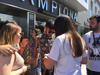 Decenas de fans han esperado a que los 16 cantantes dejaran el hotel Zenit