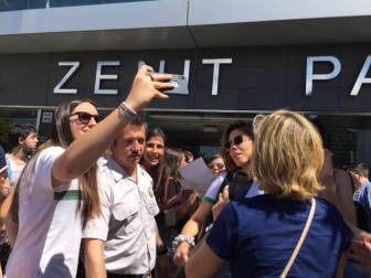 Decenas de fans han esperado a que los 16 cantantes dejaran el hotel Zenit