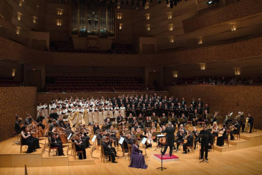 El Orfeón Pamplonés cerraba este sábado con una lluvia de aplausos su participación en las Noches Blancas de San Petersburgo tras dos conciertos que pusieron en pie al público del Mariinsky Concert Hall.