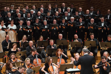 El Orfeón Pamplonés cerraba este sábado con una lluvia de aplausos su participación en las Noches Blancas de San Petersburgo tras dos conciertos que pusieron en pie al público del Mariinsky Concert Hall.
