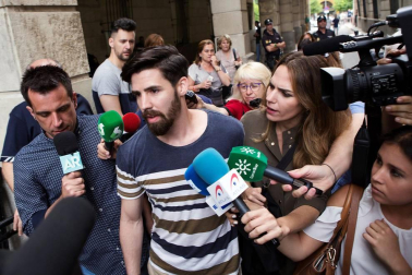 Los integrantes de 'La Manada' se han presentado este lunes por la mañana ante el juzgado de guardia de Sevilla.