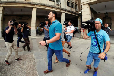 Los integrantes de 'La Manada' se han presentado este lunes por la mañana ante el juzgado de guardia de Sevilla.