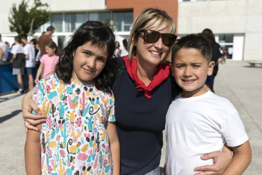 Los vecinos de Orkoien han celebrado sus fiestas en un excelente ambiente de hermandad y con temperaturas privilegiadas. El viernes 22 de junio la cámara de ¡Click! se acercó a la celebración del Día de la Juventud. Baile de gigantes, espectáculo infantil y vaquillas congregaron a cuadrillas de todas las edades durante la tarde.