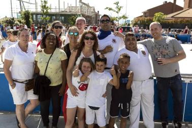 Los vecinos de Orkoien han celebrado sus fiestas en un excelente ambiente de hermandad y con temperaturas privilegiadas. El viernes 22 de junio la cámara de ¡Click! se acercó a la celebración del Día de la Juventud. Baile de gigantes, espectáculo infantil y vaquillas congregaron a cuadrillas de todas las edades durante la tarde.