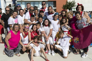 Los vecinos de Orkoien han celebrado sus fiestas en un excelente ambiente de hermandad y con temperaturas privilegiadas. El viernes 22 de junio la cámara de ¡Click! se acercó a la celebración del Día de la Juventud. Baile de gigantes, espectáculo infantil y vaquillas congregaron a cuadrillas de todas las edades durante la tarde.