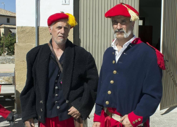 Declarada Fiesta de Interés Turístico de Navarra, la recreación histórica de la Batalla de Lácar volvió a transformar esta localidad del valle de Yerri. La tarde del 23 de junio, más de 200 figurantes escenificaron este enfrentamiento entre carlistas y liberales, una batalla que estuvo a punto de cambiar el curso de la III Guerra Carlista en 1875.