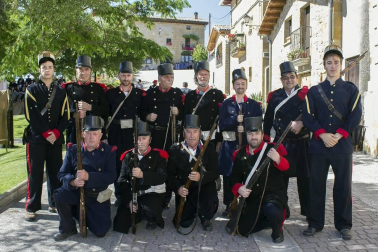 Declarada Fiesta de Interés Turístico de Navarra, la recreación histórica de la Batalla de Lácar volvió a transformar esta localidad del valle de Yerri. La tarde del 23 de junio, más de 200 figurantes escenificaron este enfrentamiento entre carlistas y liberales, una batalla que estuvo a punto de cambiar el curso de la III Guerra Carlista en 1875.
