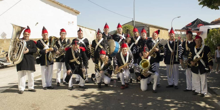 Declarada Fiesta de Interés Turístico de Navarra, la recreación histórica de la Batalla de Lácar volvió a transformar esta localidad del valle de Yerri. La tarde del 23 de junio, más de 200 figurantes escenificaron este enfrentamiento entre carlistas y liberales, una batalla que estuvo a punto de cambiar el curso de la III Guerra Carlista en 1875.
