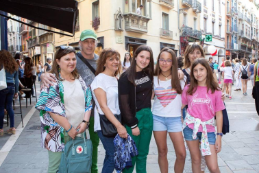 Más de 70 establecimientos del Casco Viejo de Pamplona participaron el 22 de junio en la 'Noche en blanco y rojo'. Una iniciativa de la Asociación de Comercio, Hostelería y Servicios del Casco Antiguo que se extendió a lo largo de 17 calles y plazas. Una tarde noche en la que se pudo disfrutar de actividades musicales, teatrales y talleres además de diferentes promociones comerciales.