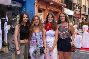 Más de 70 establecimientos del Casco Viejo de Pamplona participaron el 22 de junio en la 'Noche en blanco y rojo'. Una iniciativa de la Asociación de Comercio, Hostelería y Servicios del Casco Antiguo que se extendió a lo largo de 17 calles y plazas. Una tarde noche en la que se pudo disfrutar de actividades musicales, teatrales y talleres además de diferentes promociones comerciales.