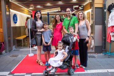 Más de 70 establecimientos del Casco Viejo de Pamplona participaron el 22 de junio en la 'Noche en blanco y rojo'. Una iniciativa de la Asociación de Comercio, Hostelería y Servicios del Casco Antiguo que se extendió a lo largo de 17 calles y plazas. Una tarde noche en la que se pudo disfrutar de actividades musicales, teatrales y talleres además de diferentes promociones comerciales.