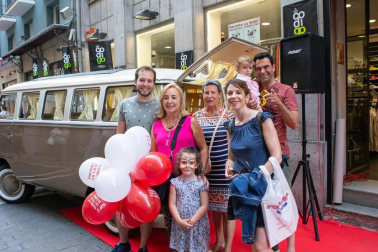 Más de 70 establecimientos del Casco Viejo de Pamplona participaron el 22 de junio en la 'Noche en blanco y rojo'. Una iniciativa de la Asociación de Comercio, Hostelería y Servicios del Casco Antiguo que se extendió a lo largo de 17 calles y plazas. Una tarde noche en la que se pudo disfrutar de actividades musicales, teatrales y talleres además de diferentes promociones comerciales.
