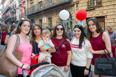 Más de 70 establecimientos del Casco Viejo de Pamplona participaron el 22 de junio en la 'Noche en blanco y rojo'. Una iniciativa de la Asociación de Comercio, Hostelería y Servicios del Casco Antiguo que se extendió a lo largo de 17 calles y plazas. Una tarde noche en la que se pudo disfrutar de actividades musicales, teatrales y talleres además de diferentes promociones comerciales.