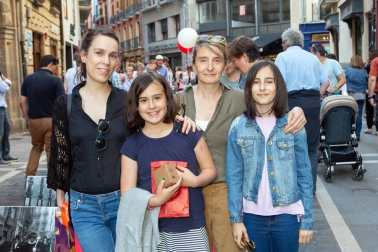 Más de 70 establecimientos del Casco Viejo de Pamplona participaron el 22 de junio en la 'Noche en blanco y rojo'. Una iniciativa de la Asociación de Comercio, Hostelería y Servicios del Casco Antiguo que se extendió a lo largo de 17 calles y plazas. Una tarde noche en la que se pudo disfrutar de actividades musicales, teatrales y talleres además de diferentes promociones comerciales.