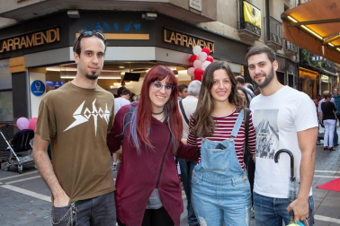 Más de 70 establecimientos del Casco Viejo de Pamplona participaron el 22 de junio en la 'Noche en blanco y rojo'. Una iniciativa de la Asociación de Comercio, Hostelería y Servicios del Casco Antiguo que se extendió a lo largo de 17 calles y plazas. Una tarde noche en la que se pudo disfrutar de actividades musicales, teatrales y talleres además de diferentes promociones comerciales.