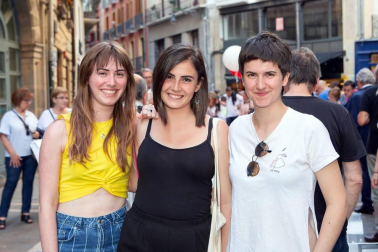 Más de 70 establecimientos del Casco Viejo de Pamplona participaron el 22 de junio en la 'Noche en blanco y rojo'. Una iniciativa de la Asociación de Comercio, Hostelería y Servicios del Casco Antiguo que se extendió a lo largo de 17 calles y plazas. Una tarde noche en la que se pudo disfrutar de actividades musicales, teatrales y talleres además de diferentes promociones comerciales.