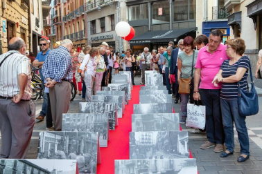 Más de 70 establecimientos del Casco Viejo de Pamplona participaron el 22 de junio en la 'Noche en blanco y rojo'. Una iniciativa de la Asociación de Comercio, Hostelería y Servicios del Casco Antiguo que se extendió a lo largo de 17 calles y plazas. Una tarde noche en la que se pudo disfrutar de actividades musicales, teatrales y talleres además de diferentes promociones comerciales.