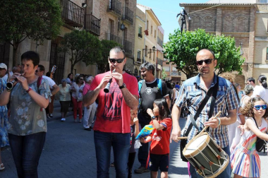 Las fiestas de San Juan, en Cintruénigo, tienen un protagonista indiscutible: Chapalangarra. Este muñeco, que simboliza al mal, reunió a los vecinos en la plaza de los Fueros a mediodía del sábado 23 de junio. Tal y como manda la tradición Chapalangarra fue colgado y volteado para, ya por la noche y tras un nuevo volteo, terminar su breve existencia en las llamas de las hogueras típicas de la noche de San Juan.