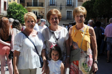 Las fiestas de San Juan, en Cintruénigo, tienen un protagonista indiscutible: Chapalangarra. Este muñeco, que simboliza al mal, reunió a los vecinos en la plaza de los Fueros a mediodía del sábado 23 de junio. Tal y como manda la tradición Chapalangarra fue colgado y volteado para, ya por la noche y tras un nuevo volteo, terminar su breve existencia en las llamas de las hogueras típicas de la noche de San Juan.