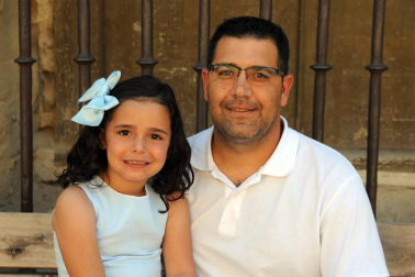 Las fiestas de San Juan, en Cintruénigo, tienen un protagonista indiscutible: Chapalangarra. Este muñeco, que simboliza al mal, reunió a los vecinos en la plaza de los Fueros a mediodía del sábado 23 de junio. Tal y como manda la tradición Chapalangarra fue colgado y volteado para, ya por la noche y tras un nuevo volteo, terminar su breve existencia en las llamas de las hogueras típicas de la noche de San Juan.